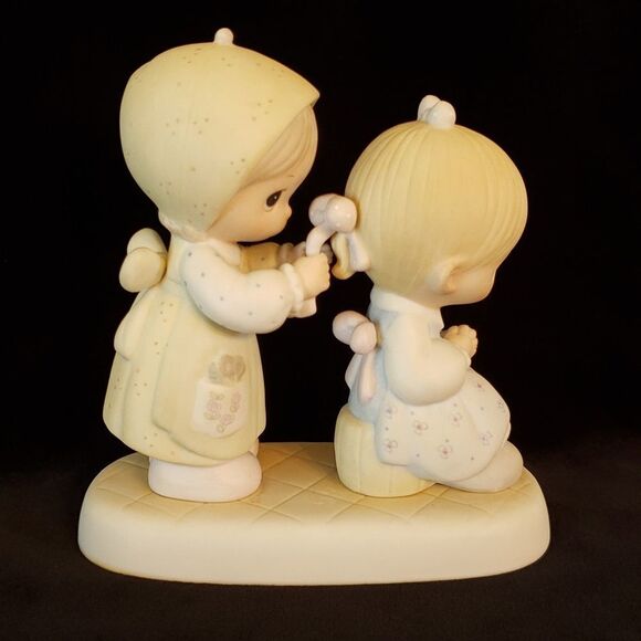 Vintage Precious Moments Porcelain Figurine 1983 "To a Very Special Sister" - Picture 5 of 11